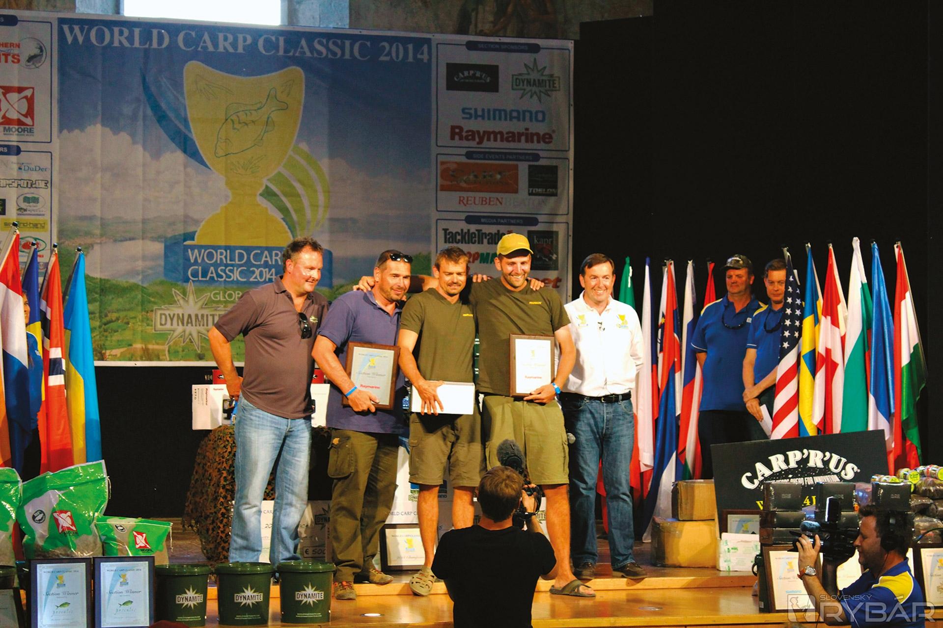 Preberanie nášho ocenenia na záverečnom ceremoniáli.